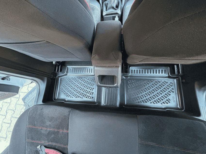 dacia-duster-2wd-2024_-Eco-E-tech-Hybrid-rear-ROBUST 3D Gumeni patosnici korito